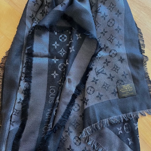Louis Vuitton Monogram Shine Shawl - Picture 8 of 10